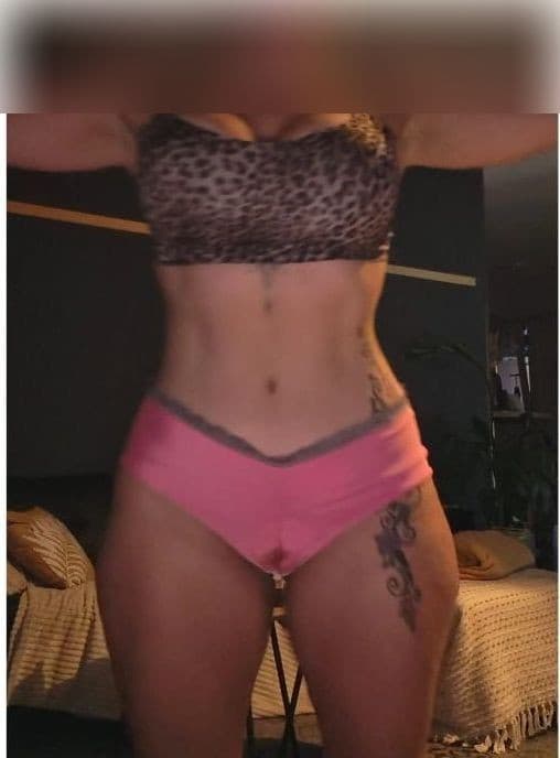 Klientin nach ihrem Trainingsprogramm mit Eddie (Gesicht unkenntlich gemacht)